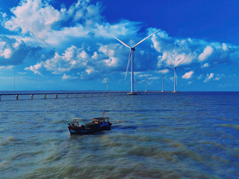 Cùng với các tuabin gió, dự án đầu tư hệ thống cáp ngầm biển 22 kV để thu gom công suất từ các tuabin về tủ chuyển tiếp đặt tại cầu dẫn giai đoạn 1.