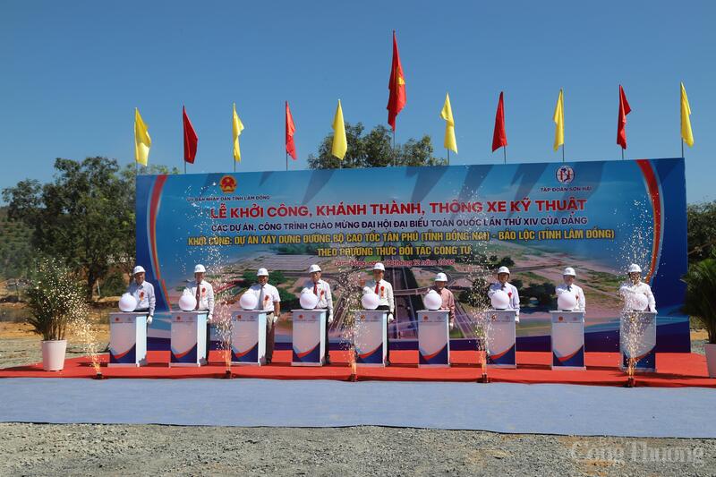 Các đại biểu thực hiện nghi thức khởi công dự án cao tốc Tân Phú - Bảo Lộc. Ảnh: Lê Sơn