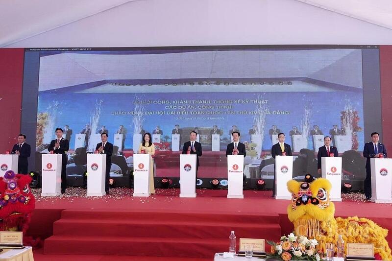 Chủ tịch UBND tỉnh Hà Tĩnh cùng các đại biểu nhấn nút khởi động dự án tại điểm cầu Hà Tĩnh. Ảnh: Phúc Sơn