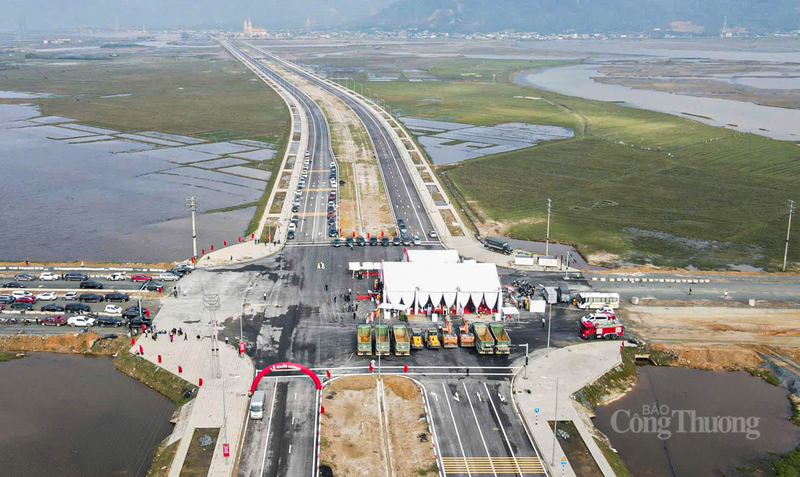 Toàn cảnh lễ khởi động tại điểm cầu Vũng Áng. Ảnh: Trọng Tùng