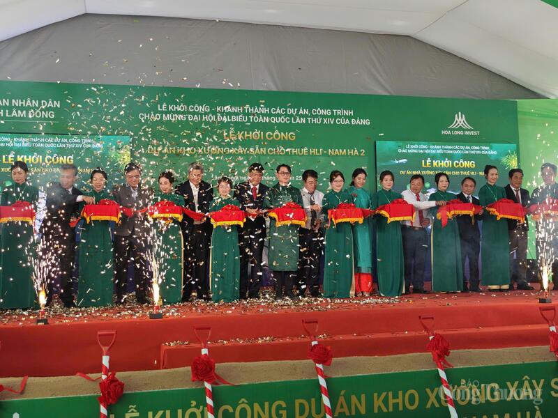 Các đại biểu thực hiện nghi thức cắt băng khánh thành. Ảnh: Diễm Thương