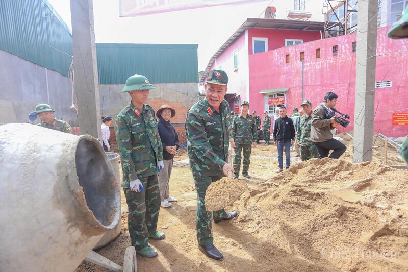 Bộ Chỉ huy Quân sự tỉnh Lâm Đồng huy động hơn 100 cán bộ, chiến sĩ trực tiếp tham gia sửa chữa, xây dựng các căn nhà bị ảnh hưởng do mưa lũ. Ảnh: Lê Sơn