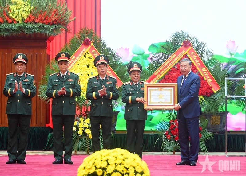 Thay mặt lãnh đạo Đảng, Nhà nước, Tổng Bí thư Tô Lâm trao danh hiệu Anh hùng Lực lượng vũ trang nhân dân tặng Tổng cục Hậu cần - Kỹ thuật. Ảnh: QĐND