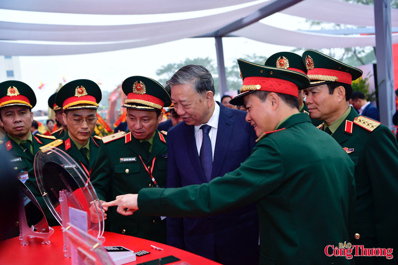 Tổng Bí thư Tô Lâm thăm gian trưng bày.