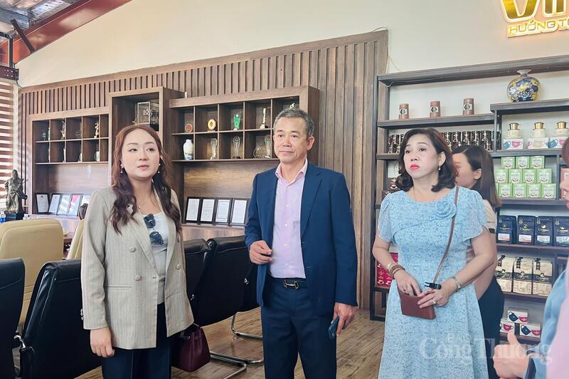 Ông Thái Như Hiệp trao đổi với đoàn doanh nghiệp Nhật Bản tại nhà máy sản xuất của Công ty TNHH Vĩnh Hiệp. Ảnh: Hiền Mai