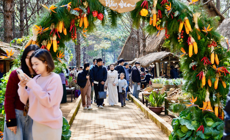 Ngoài ngắm hoa anh đào nở, các du khách cũng được trải nghiệm nhiều món ăn tại khu ẩm thực tại Măng Đen. Ảnh: Nguyễn Dương