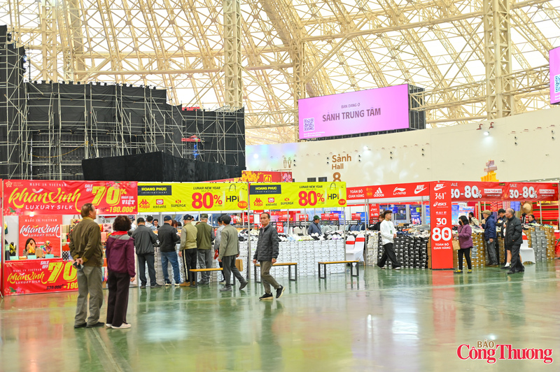 Ngày thứ hai, Hội chợ Mùa Xuân 2026 ghi nhận không khí mua sắm sôi động khi đông đảo người dân đến tham quan, lựa chọn hàng hóa và “săn sale” dịp cuối năm.