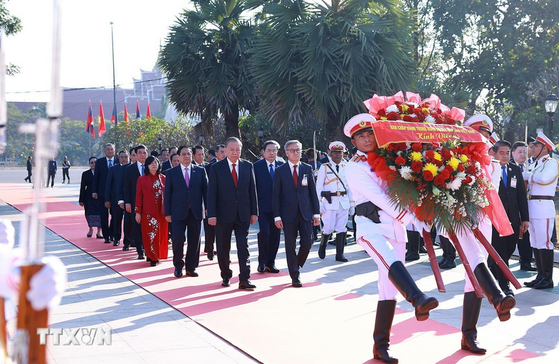 Tổng Bí thư Tô Lâm, Thủ tướng Phạm Minh Chính, Chủ tịch Quốc hội Trần Thanh Mẫn đến đặt vòng hoa tưởng niệm tại Đài tưởng niệm các chiến sĩ vô danh. Ảnh: Dương Giang/TTXVN