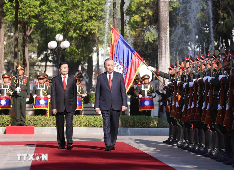 Tổng Bí thư Tô Lâm và Tổng Bí thư, Chủ tịch nước Lào Thongloun Sisoulith duyệt Đội danh dự Quân đội nhân dân Lào. Ảnh: Thống Nhất/TTXVN