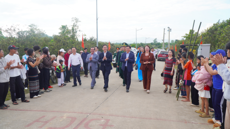 Lãnh đạo thành phố Huế thăm thăm hỏi, động viên, tặng quà các xã A Lưới trước dịp Tết đến xuân về. Ảnh: H. Minh