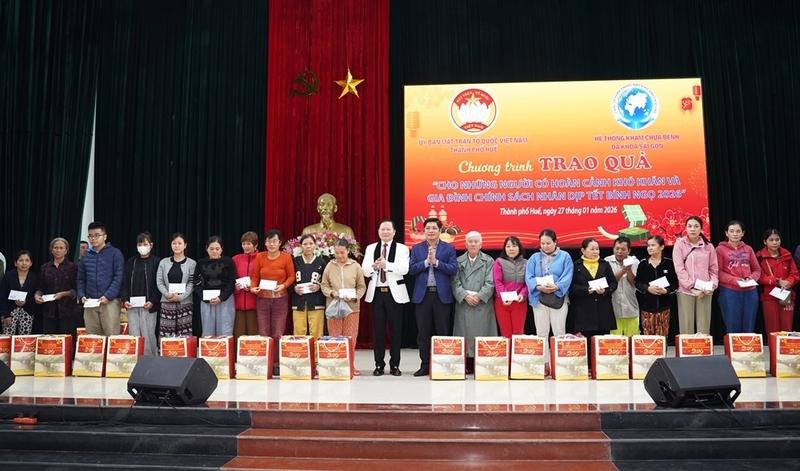 Trao quà Tết cho các gia đình có hoàn cảnh khó khăn tại phường An Cựu và Phú Xuân, TP. Huế. Ảnh: H. Minh