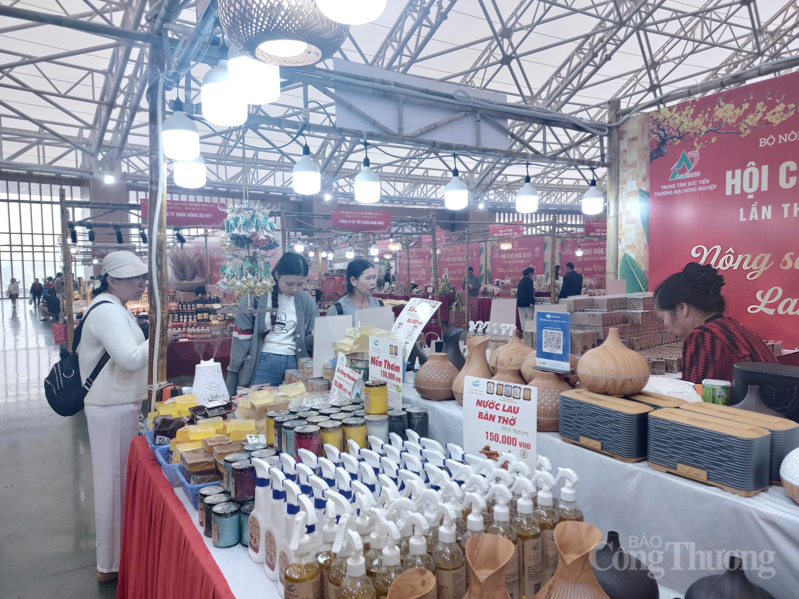 Hội chợ thu hút ngày một đông khách thăm quan, mua sắm. Ảnh: Phương Lan