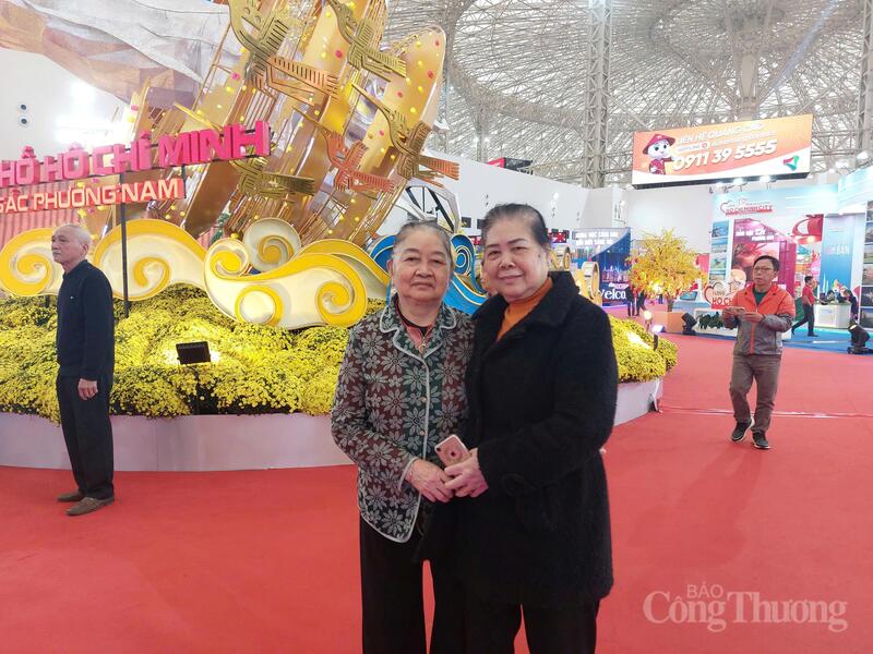 Bà Nguyễn Thị Dung (bên trái), phường Bồ Đề, Hà Nội đánh giá cao công tác tổ chức, hỗ trợ người dân thuận lợi khi thăm quan Hội chợ. Ảnh: Phương Lan