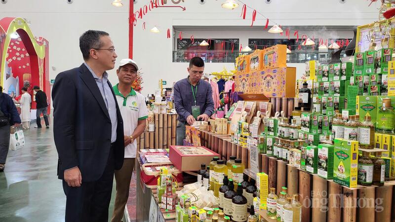 Trưởng đại diện Jetro Hà Nội hào hứng với https://congthuong.vn/truong-dai-dien-jetro-ha-noi-hao-hung-voi-hoi-cho-mua-xuan-442041.htmlHội chợ Mùa Xuân - 3