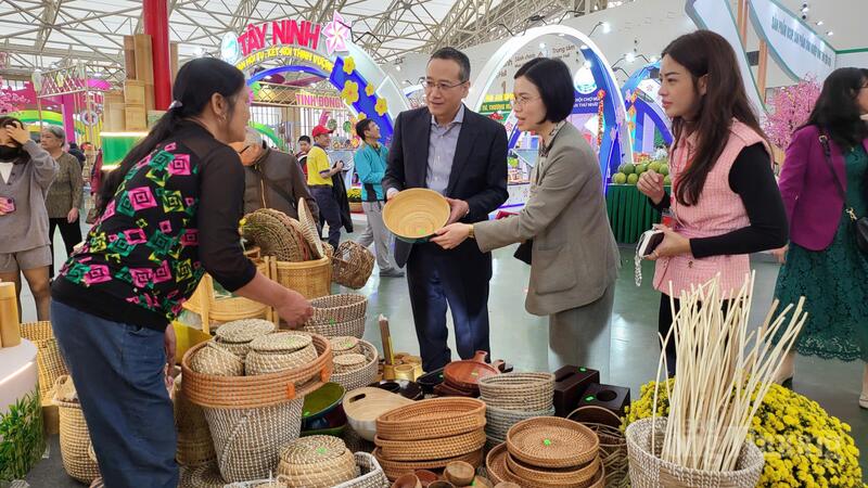 Trưởng đại diện Jetro Hà Nội hào hứng với https://congthuong.vn/truong-dai-dien-jetro-ha-noi-hao-hung-voi-hoi-cho-mua-xuan-442041.htmlHội chợ Mùa Xuân - 2