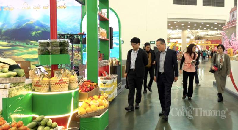 Đại diện Jetro Hà Nội thăm quan https://congthuong.vn/truong-dai-dien-jetro-ha-noi-hao-hung-voi-hoi-cho-mua-xuan-442041.htmlHội chợ Mùa Xuân. Ảnh: Ngọc Tiến