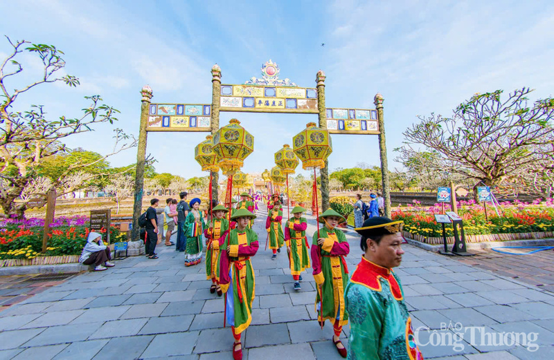 Tái hiện đoàn hành lễ trước khi thiết triều.