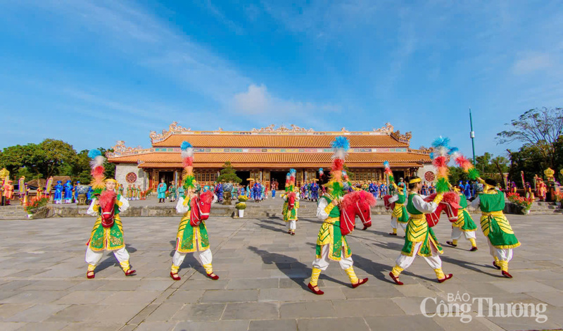 Biểu diễu nghệ thuật tại lễ thiết triều.