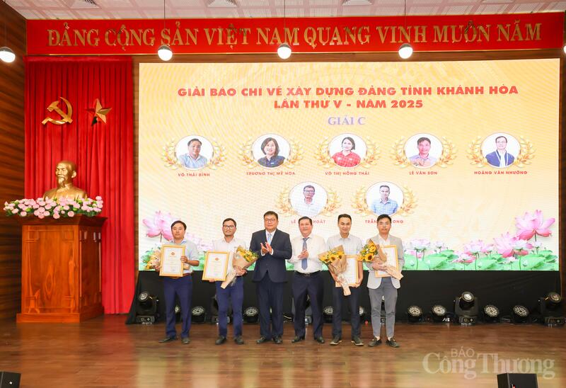 Ban Tổ chức trao chứng nhận cho tác giả và nhóm tác giả đạt giải C tại lễ trao giải. Ảnh: Đặng Tuấn