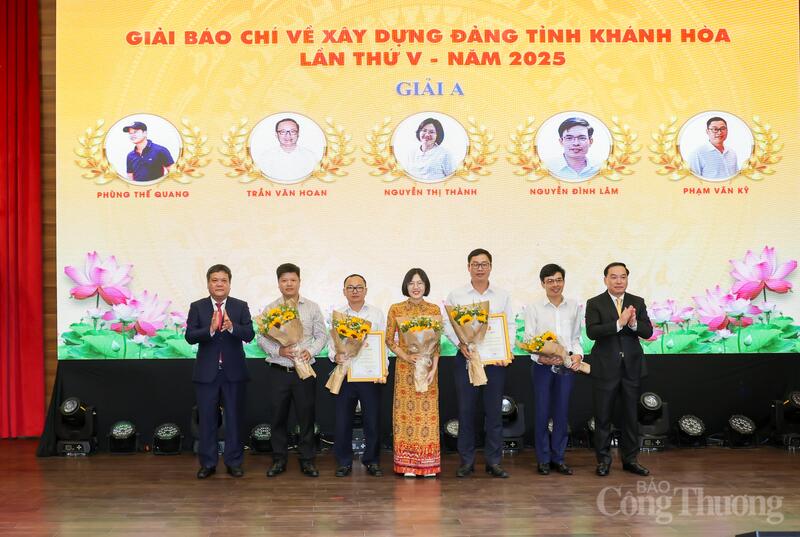 Đồng chí Trần Phong, Ủy viên Ban Chấp hành Trung ương Đảng, Chủ tịch UBND tỉnh Khánh Hòa trao chứng nhận và tặng hoa chúc mừng nhóm tác giả đạt giải A. Ảnh: Đặng Tuấn