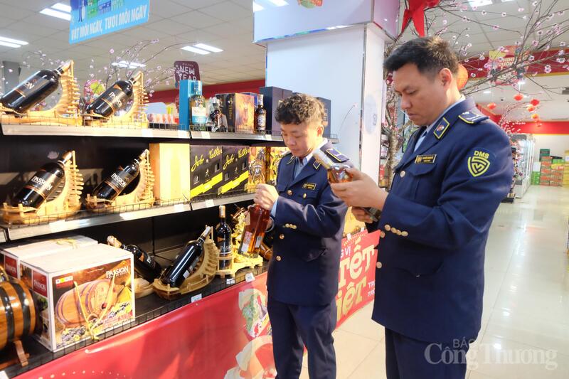 Lực lượng quản lý thị trường thuộc Sở Công Thương tỉnh Lai Châu tăng cường kiểm tra hàng hóa dịp cận tết Nguyên đán.