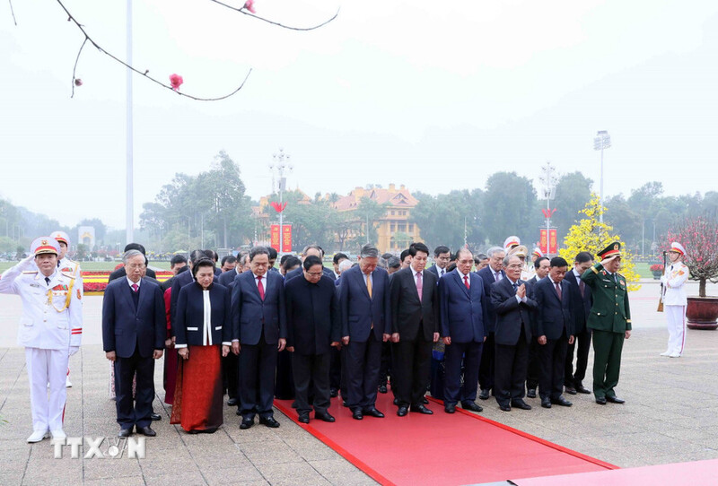 Đoàn đại biểu Ban Chấp hành Trung ương Đảng, Chủ tịch nước, Quốc hội, Chính phủ, Ủy ban Trung ương Mặt trận Tổ quốc Việt Nam tưởng niệm Chủ tịch Hồ Chí Minh. Ảnh: An Đăng/TTXVN