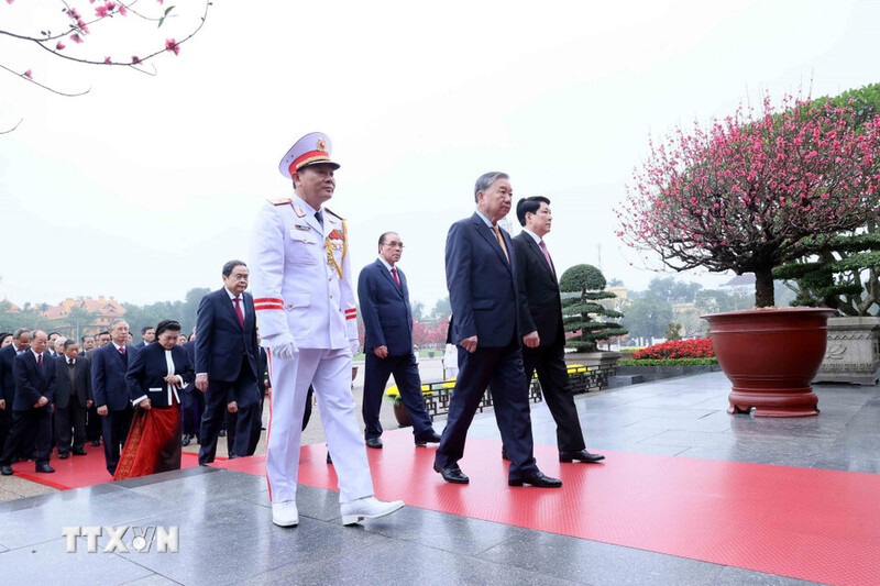 Đoàn đại biểu Ban Chấp hành Trung ương Đảng, Chủ tịch nước, Quốc hội, Chính phủ, Ủy ban Trung ương Mặt trận Tổ quốc Việt Nam đến đặt vòng hoa, vào Lăng viếng Chủ tịch Hồ Chí Minh. Ảnh: An Đăng/TTXVN