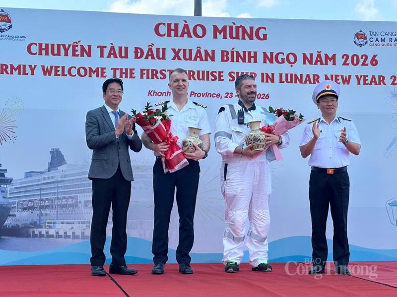 Lãnh đạo tỉnh Khánh Hòa tặng hoa và quà chào mừng cho thuyền trưởng chuyến tàu Seven Seas Explorer. Ảnh: BTC