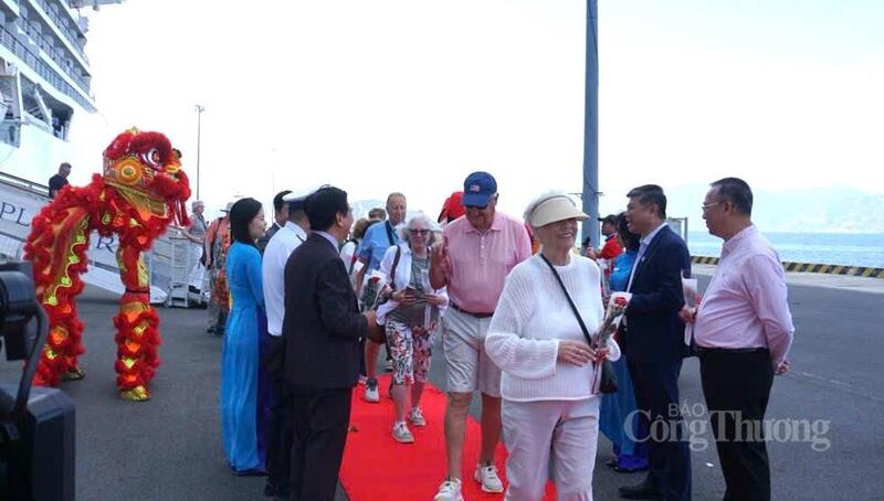 Lãnh đạo tỉnh Khánh Hòa tặng hoa chào đón các vị khách quốc tế. Ảnh: BTC