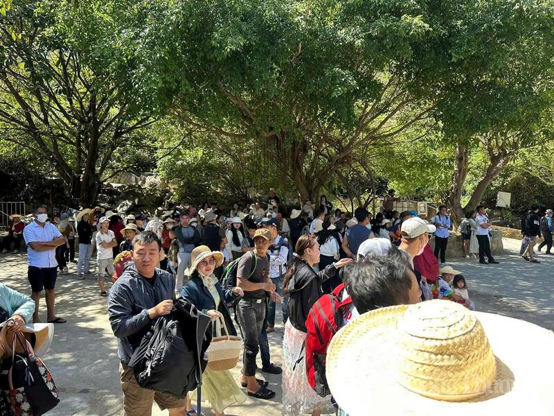 Nhiều điểm du lịch đông nghịt du khách.