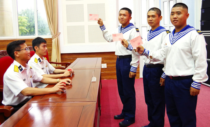 Các chiến sĩ nhận thẻ cử tri