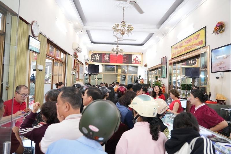 Các tiệm vàng lớn của tỉnh Nghệ An đông kín khách đến mua vàng.
