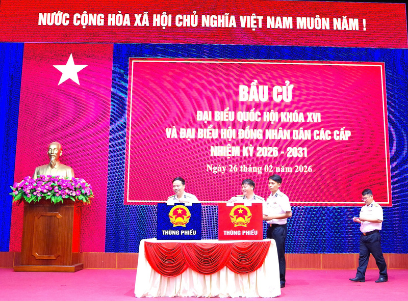 Bỏ phiếu sớm trước khi đi làm nhiệm vụ trên biển