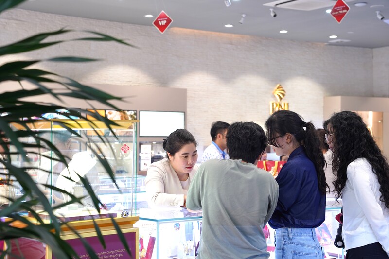 Nhân viên các cửa hàng cho biết, họ rất phấn khởi chờ đợi ngày vía Thần Tài bởi từ sáng sớm, khách hàng đã đến mua sắm nhộn nhịp.