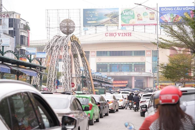 Từ sáng sớm, trên đường Cao Thắng, đoạn trước cổng chợ Vinh, nơi tập trung hàng loạt tiệm vàng lớn của tỉnh Nghệ An đã chật kín người và xe. Dòng xe máy, ô tô nối đuôi nhau nhích từng chút một.