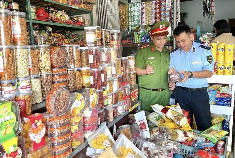 Các lực lượng chức năng tăng cường kiểm tra, kiểm soát hàng hoá. Ảnh: QLTT