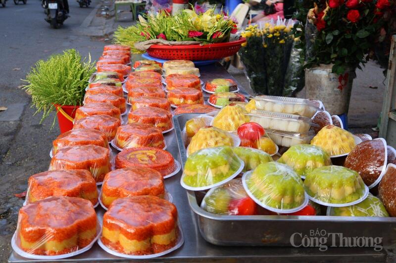 Nhiều khách hàng ưu tiên lựa chọn các mâm lễ ngọt thiết kế sẵn để tiết kiệm thời gian chuẩn bị. Ảnh: Phương Hà