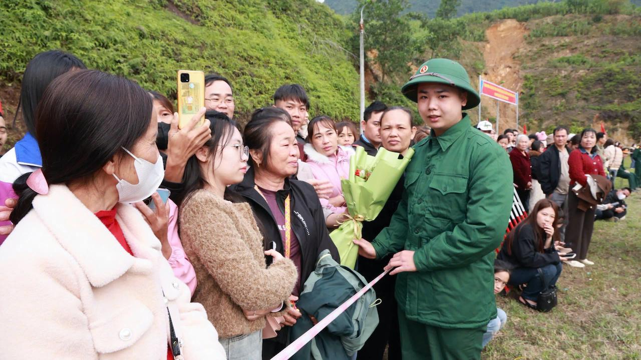 Tân binh tạm biệt người thân trước khi nhập ngũ.