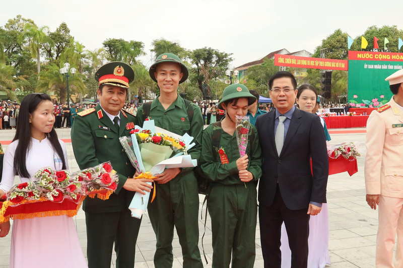 Tặng hoa động viên các tân binh lên đường nhập ngũ. Ảnh: Nguyễn Dương
