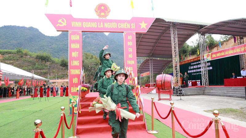 Tân binh nhận hoa chúc mừng không khí xúc động của ngày hội tòng quân năm 2026.