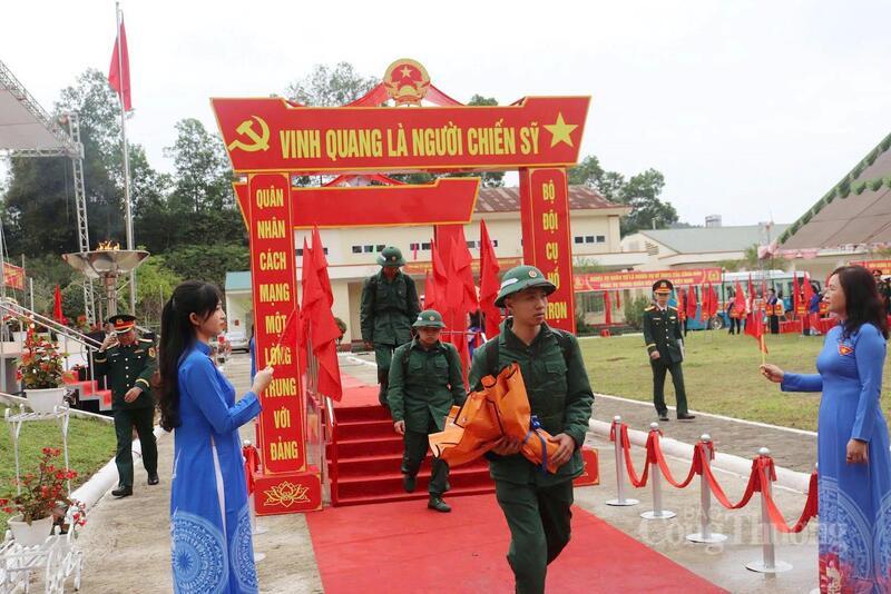 Dưới sắc đỏ cờ hoa, các tân binh rạng rỡ tiến qua lễ đài, mang theo niềm tin và lời chúc từ gia đình để thực hiện nghĩa vụ.