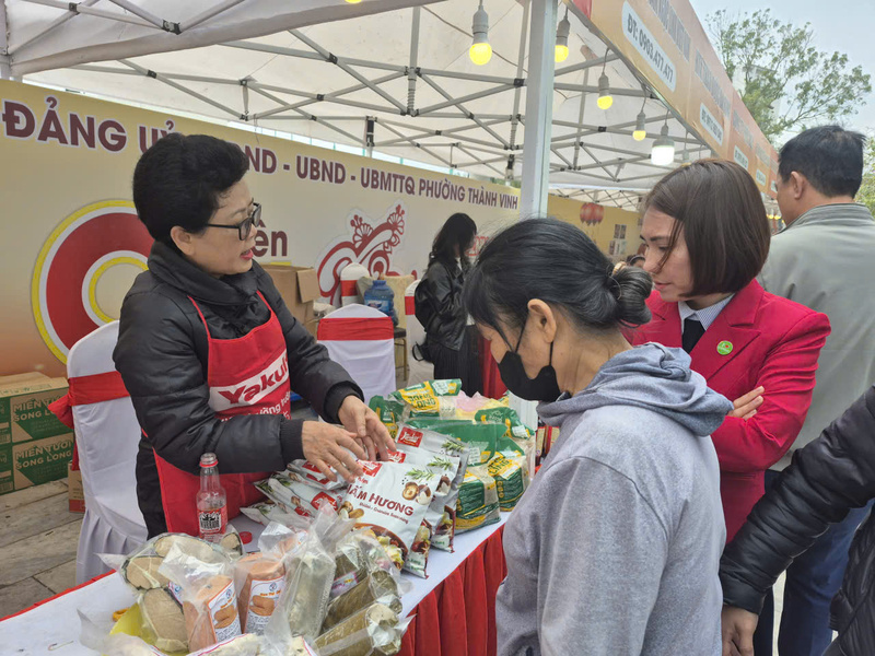 Phiên chợ xuân đông kín khách hàng do phường Thành Vinh tổ chức. Ảnh: Mai Liễu