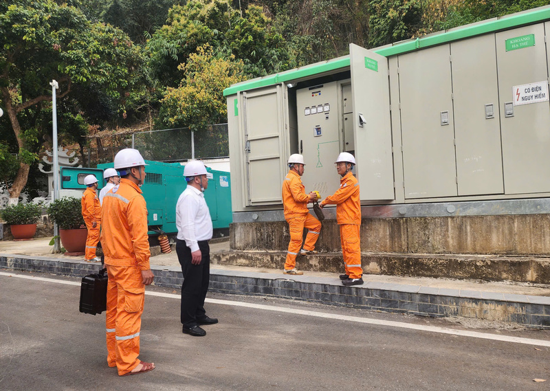 Lãnh đạo Công ty Điện lực Sơn La kiểm tra công tác bảo đảm cấp điện phục vụ công tác bầu cử.