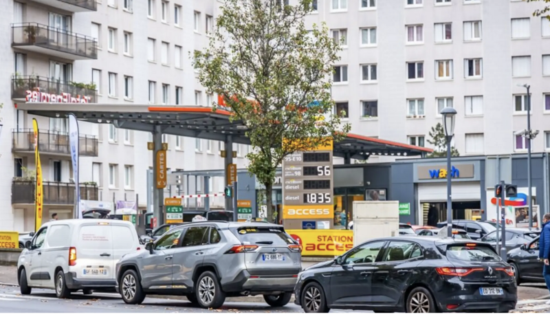 Xuất hiện tình trạng người dân tại nhiều nước đổ xô đi mua xăng, dầu trước lo ngại thiếu nguồn cung. Ảnh: The Connexion