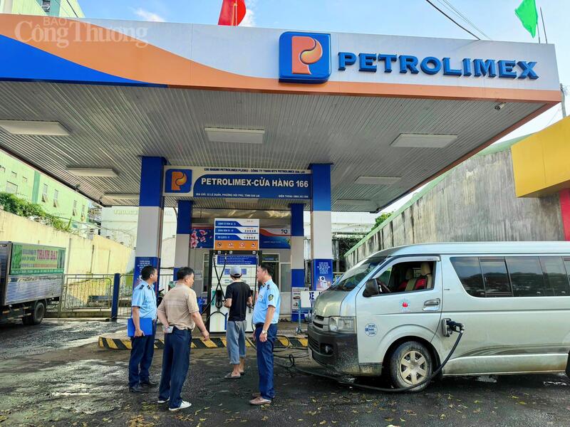 Lực lượng quản lý thị trường kiểm soát hoạt động kinh doanh xăng dầu. Ảnh: ĐVCC