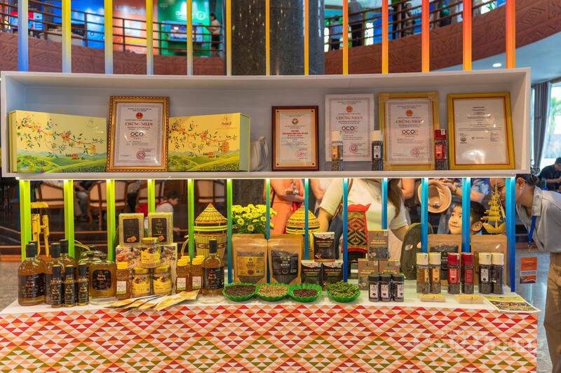 Hoạt động triển lãm nhằm giới thiệu, quảng bá rộng rãi các sản phẩm của tỉnh đến các nhà đầu tư, doanh nghiệp trong và ngoài nước. Ảnh: Hiền Mai