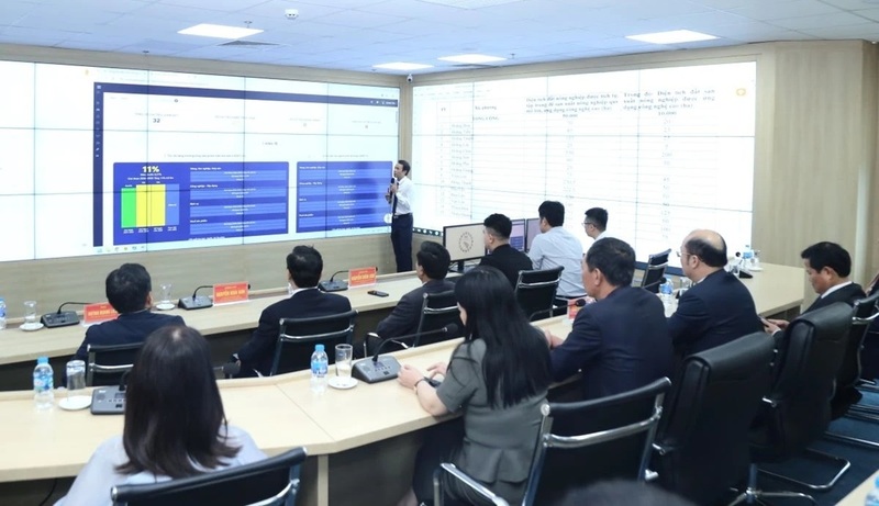 Đại diện Sở Khoa học và Công nghệ Thanh Hóa báo cáo quá trình vận hành Trung tâm IOC Thanh Hóa. Ảnh: Phong Sắc