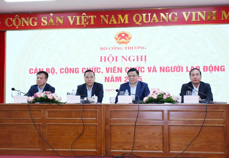 Đoàn Chủ tịch điều hành Hội nghị. Ảnh: Cấn Dũng