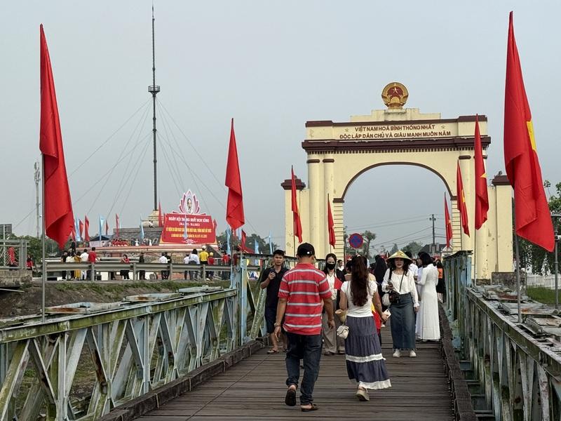 Du khách thăm di tích Cầu Hiền Lương dịp nghỉ lễ 30/4-01/5