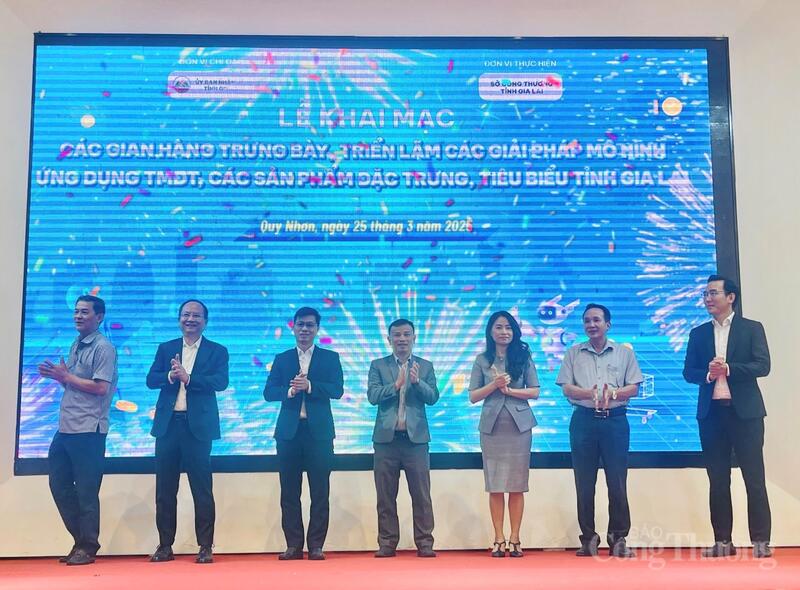 Các đại biểu thực hiện nghi thức khai mạc các gian hàng trưng bày, triển lãm sản phẩm đặc trưng và giải pháp ứng dụng thương mại điện tử.